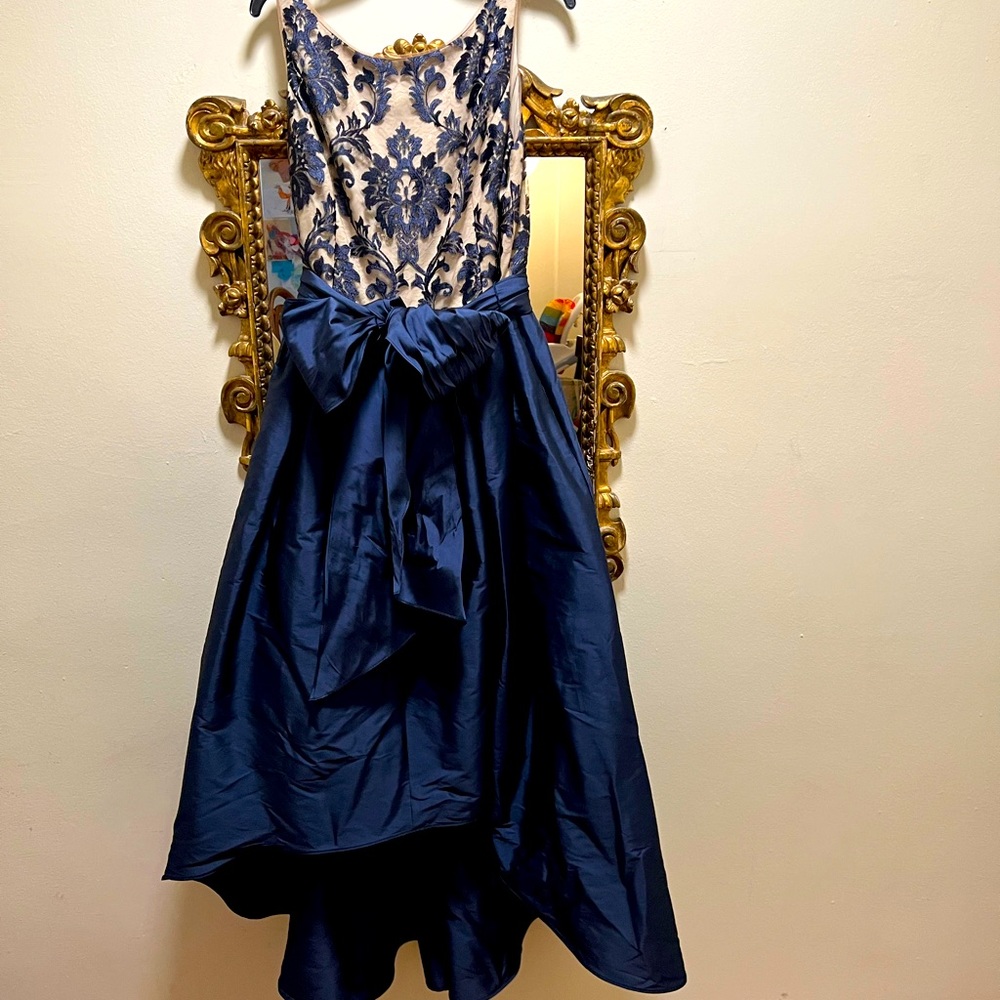 Adriana papell sz 14 navy and nude high low dress. Taffeta skirt with bow
